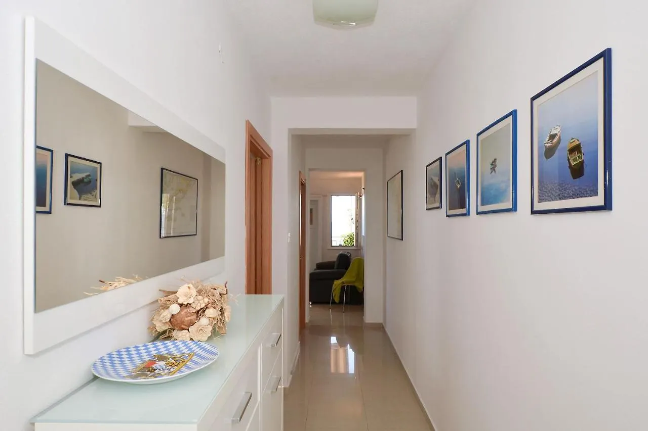 Apartments Inge Seget Vranjica 0*,